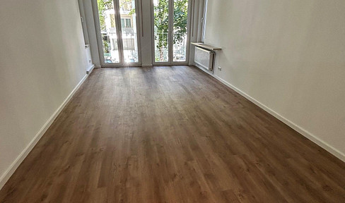 Top-renovated 4-room apartment near Zollhafen & Rhine
