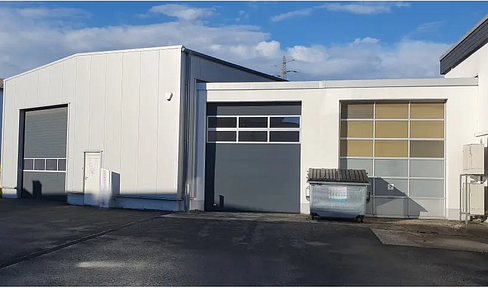 gepflegte Lagerhalle mit Anbau