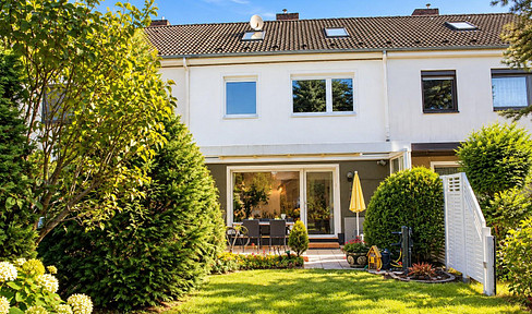 Charming terraced house in Berlin-Buckow, Bernsteinring by PRIVAT