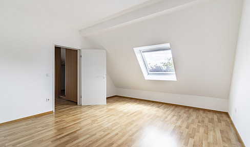 Newly renovated and available! Bright 4-room apartment with balcony in a sought-after and quiet location - ideal layout