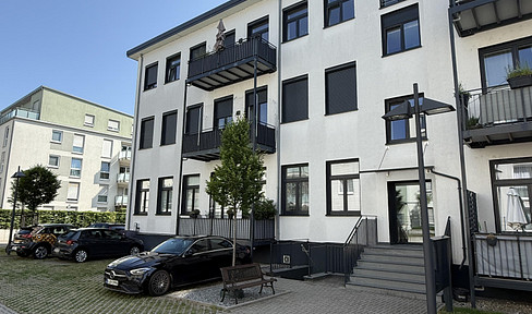 Stylish 3.5-room apartment with south-west-facing balcony, high-quality kitchen & parking space