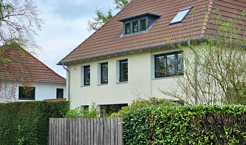 Light-flooded ground floor apartment with garden and garage