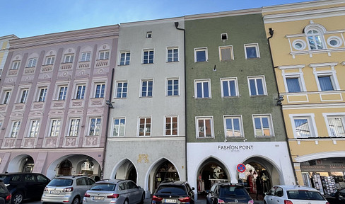 Historic town house on Neuötting town square - with monument AfA
