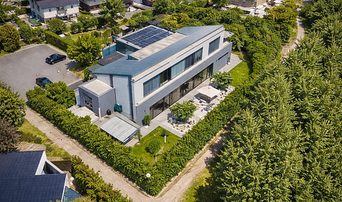 Architect-designed villa with a separate apartment and wellness area.