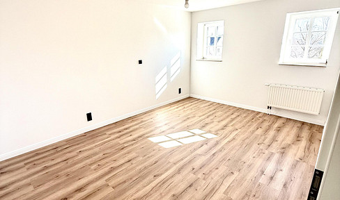 COMMISSION-FREE - 5.8% YIELD - RENOVATED 3-ROOM APARTMENT