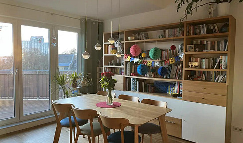 Beautiful, bright 5-room top-floor apartment with balcony, garage parking space and fitted kitchen in Ehrenfeld