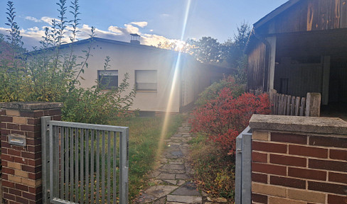 Charming bungalow with conservatory, terrace & large garden - quiet, sunny & full of potential!