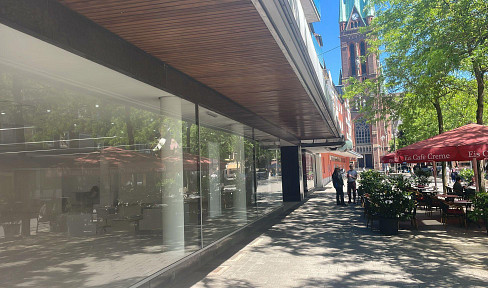 Attraktive Ladenfläche (ca. 240 m²) im EG mit großer Fensterfront & Außenbereich
