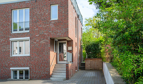 Modern townhouse apartment with south-facing garden and parking space