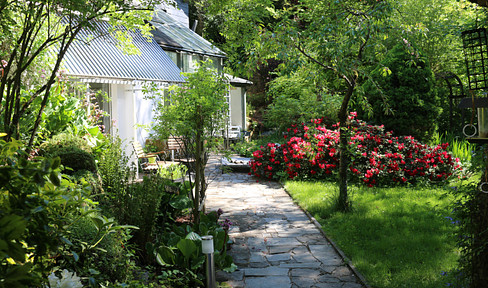 Rustic Dream Home – A log cabin with a stable, barn, and pasture – independent of gas and oil.