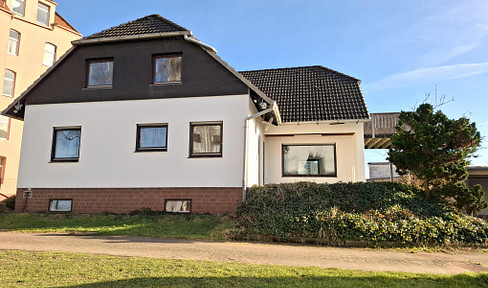 Bright 4-room terrace apartment in two-family house with garden area