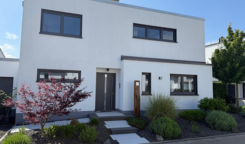 Detached single-family house in modern architecture with double garage, built 2018 by private owner