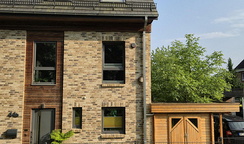 Energy-efficient, well-maintained townhouse with 4.5 rooms over three floors in Hamburg-Wandsbek