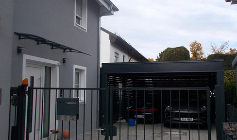 Schönes Walmdach-Doppelhaus mit großem Doppelcarport Top-Lage