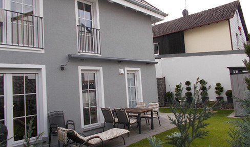 Beautiful hipped roof semi-detached house with large double carport in top location