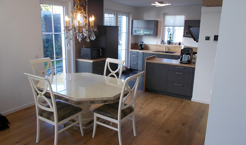 Beautiful hip-roofed detached house with double carport, central location