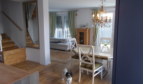 Schönes Walmdach-Doppelhaus mit großem Doppelcarport Top-Lage