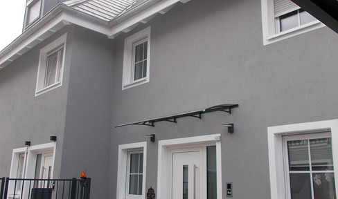 Beautiful hipped roof semi-detached house with large double carport in top location