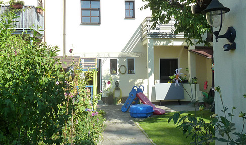 Großzügige, gepflegte 4,5 Zimmer-Nichtraucherwohnung mit EBK in Zweifamilienhaus