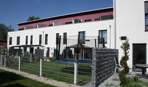 Two maisonette apartments in Moosinning, built to KfW 55 standard, with 67/55 square meters of living space and 13/11 square meters of rooftop terrace.