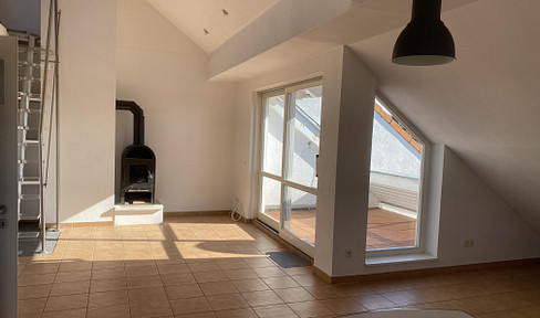 Lichtdurchflutete DG-Wohnung mit Galerie, Loggia & Carport