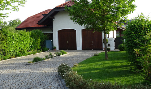 Modern, well-maintained country-style villa in a prime, very quiet city location.