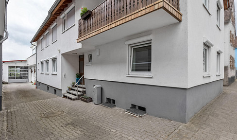 Well-kept, insulated multi-family house 300sqm with solid construction hall on a plot of 1260sqm