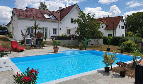 Freistehendes Landhaus mit traumhaften Garten und Pool