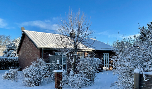 Freistehendes EFH barrierearm, zwei Bäder, Kaminofen, Indoor-Sauna, Terrasse, großer Garten