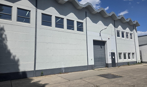 Commercial property with hall and development potential in Berlin, commission-free