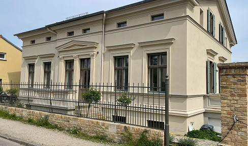 Mediterranes Wohnen in klassizistischer Villenhälfte