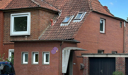 Semi-detached house in Lüneburg Neu-Hagen - Spacious home with investment potential