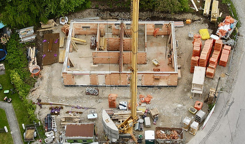 Shell construction shortly before completion - new construction of a semi-detached house