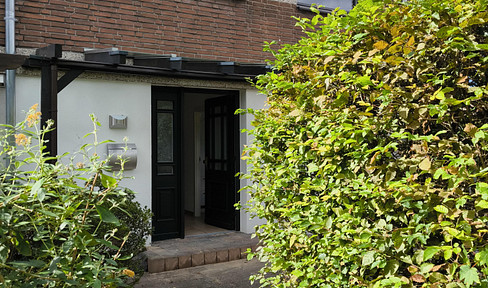 Charmante Doppelhaushälfte mit Garten, Kamin und Einbauküche in ländlicher Lage