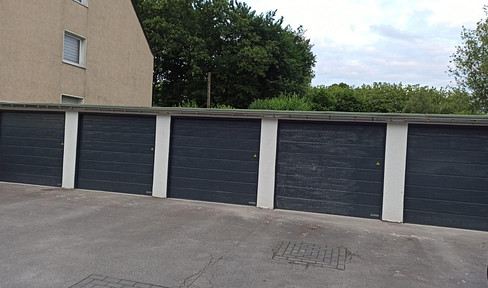 Core-renovated garage with electricity, sectional door & 2 additional parking spaces for rent