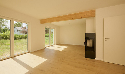 Modern detached house with large garden and fireplace