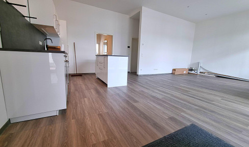 central & quiet: huge 6.5sqm+2bathrooms+balcony: "cold rent+": incl. kitchen internet parking space cellar