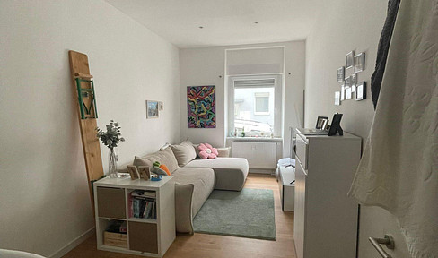 Top renovated 2-room apartment in an old building in the heart of the city