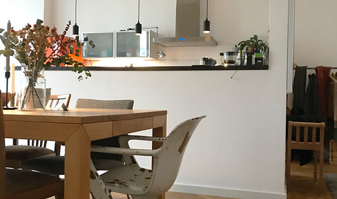 Beautiful 4-room apartment in a historic building in Prenzlauer Berg, available without any agency fees!