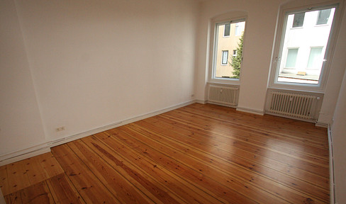 MAX UNTIL JULY 2027: 1st floor, 1300 € warm, very bright and quiet, bathtub, clean, U8 Leinestraße