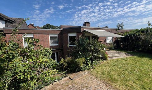 Detached house with a separate apartment, located in Marl, near Freer Bruch Street. Features include insulation and underfloor heating.