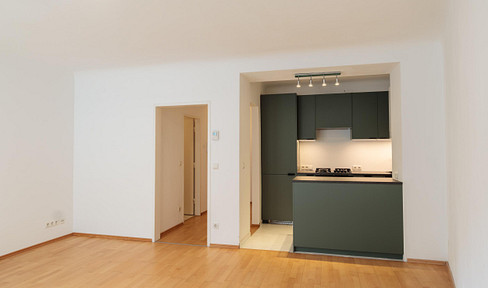 Sunny 2-room apartment, close to Kettenbrückengasse subway station, 4th district border