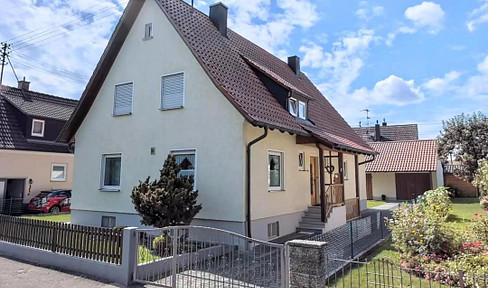 Charmantes Ein-/Zweifamilienhaus mit großem Garten und Garage
