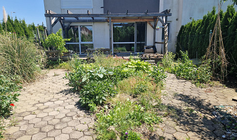 SUNNY LIVING AMBIENCE WITH PRIVATE GARDEN!