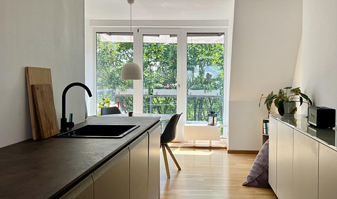 Temporary living - Bright, high-quality renovated 2-room attic apartment with balcony