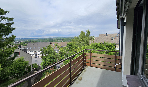 Schöne 2 Zimmer Wohnung mit Balkon, wundervoller Aussicht und Bad mit Fenster