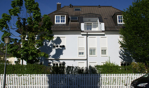 Traumhafte Dachgeschoß-Galerie Wohnung in Walmdachvilla