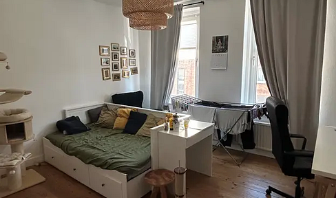 Own use possible (9 months) 2-room raised first floor, old listed building, district heating