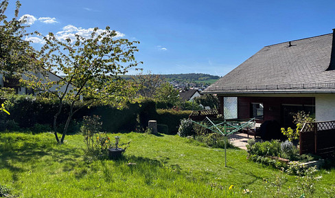 Charmante Hochparterre-Wohnung - 4 Zi. mit Garten, EBK und Garage