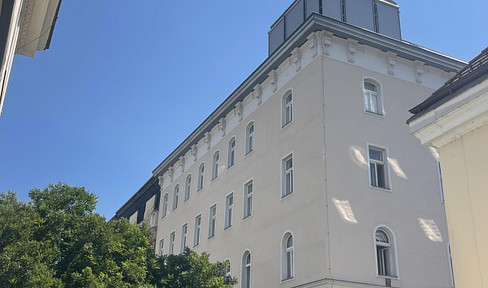 Without brokerage fee - prime location Naschmarkt/Karlsplatz - very well-kept, very bright two-room apartment!